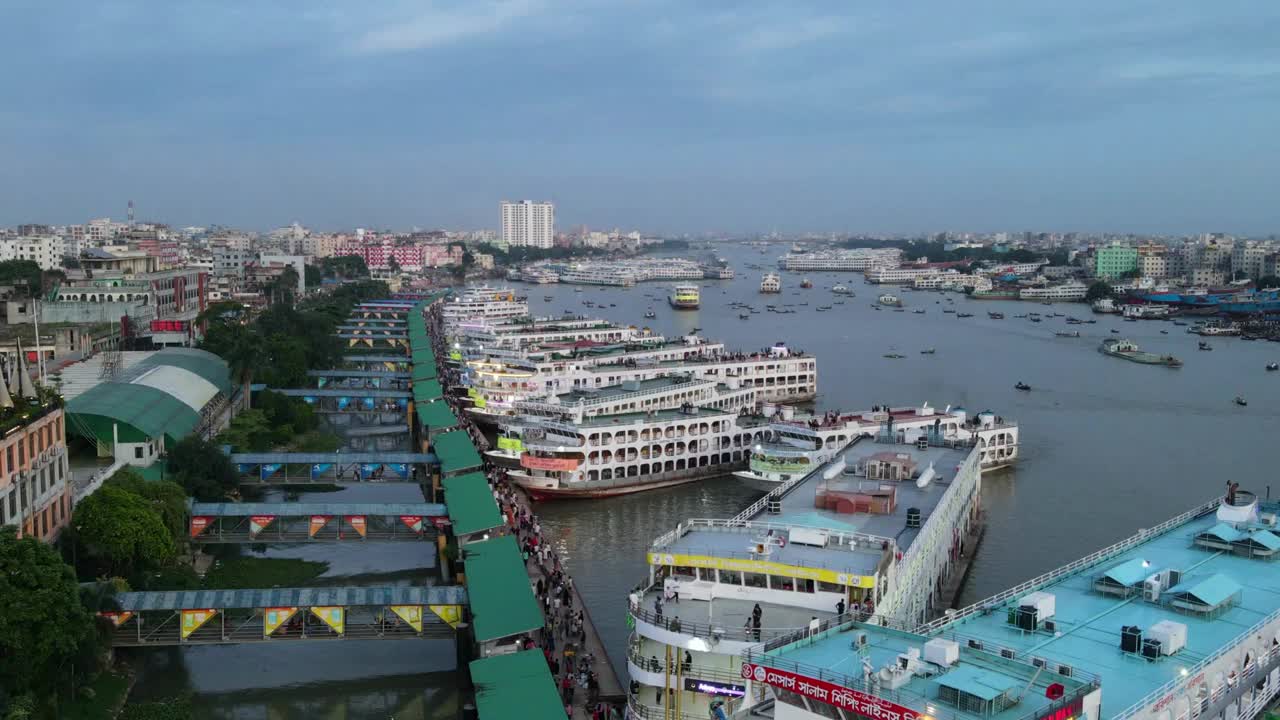 孟加拉达卡Sadarghat发射场热闹夜晚的时间流逝。达卡城市视频下载