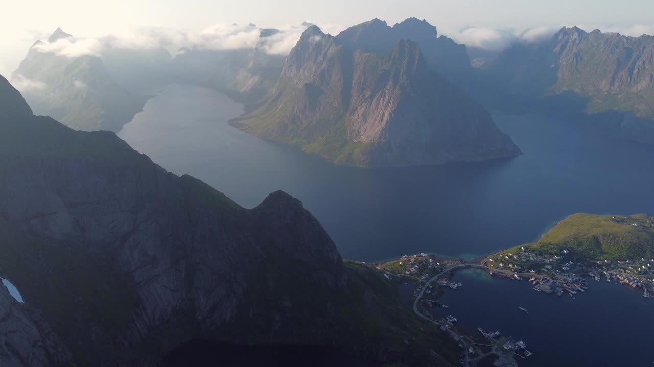 罗弗敦的Reinebringen徒步旅行的俯视图，挪威最著名的徒步旅行视频素材