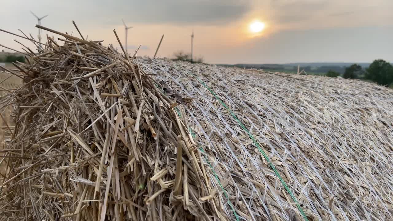 美丽的景色起伏的德国乡村与风力涡轮机的背景视频素材