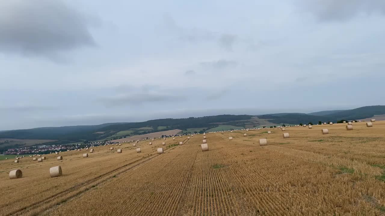 美丽的景色起伏的德国乡村与风力涡轮机的背景视频素材