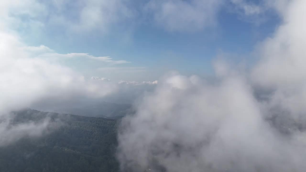 美丽的云的空中4K镜头。在云。视频素材