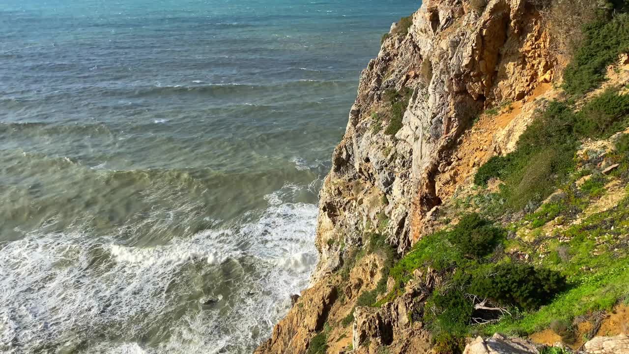 葡萄牙里斯本引人注目的风景，以大西洋沿岸色彩缤纷的海景和壮观的悬崖为特色。视频下载