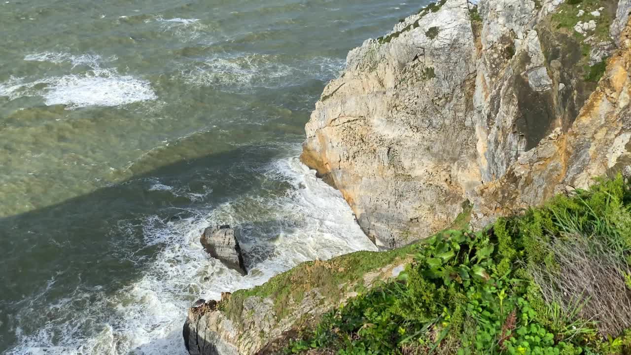 风景如画的海景和岩石海湾沿着里斯本海岸，由令人印象深刻的云形成框架。视频下载