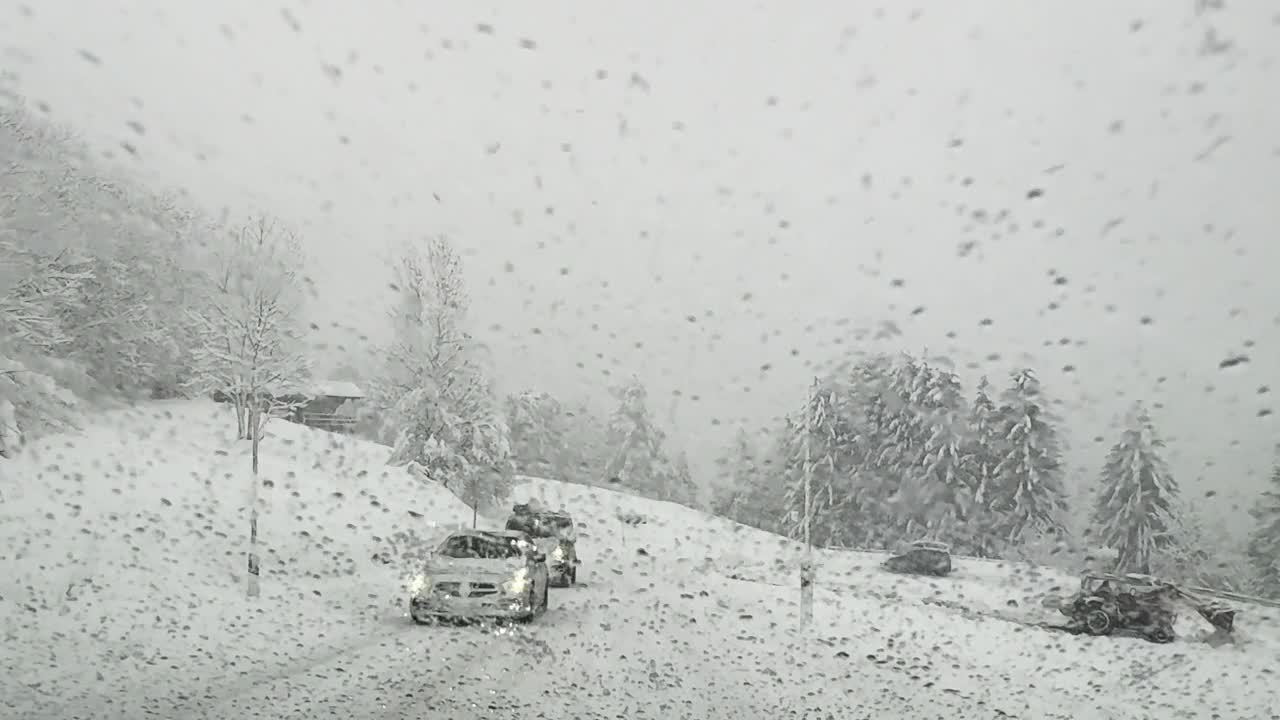 在暴风雪中开车视频下载