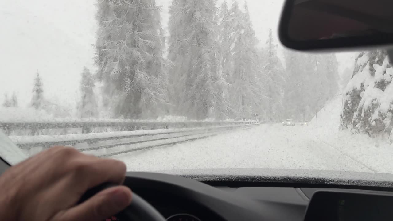 驾驶员在暴风雪中驾驶的视角视频下载