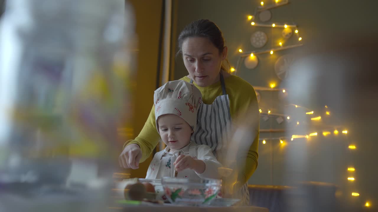 全家为节日做饭。Mom-daughter时间。视频素材