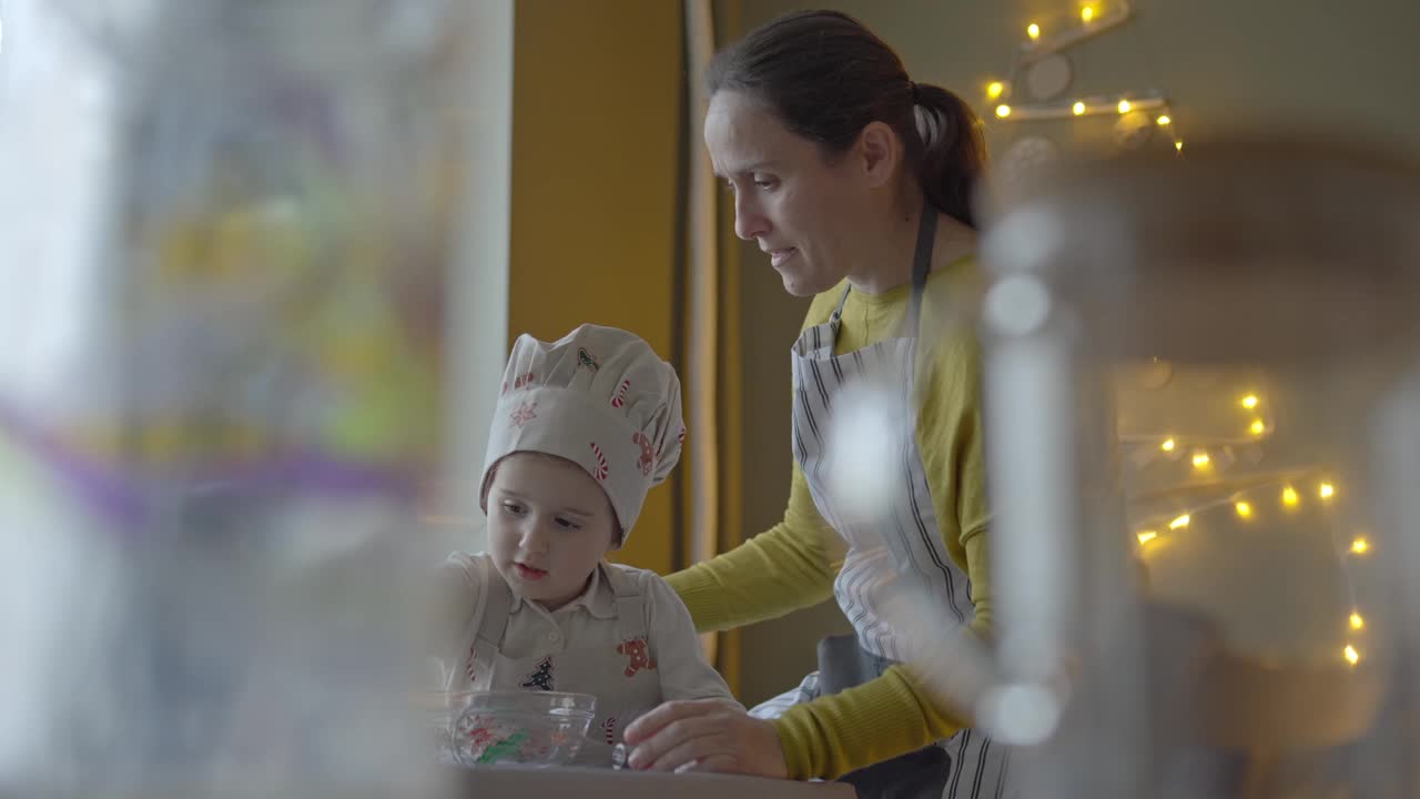 全家为节日做饭。Mom-daughter时间。视频素材