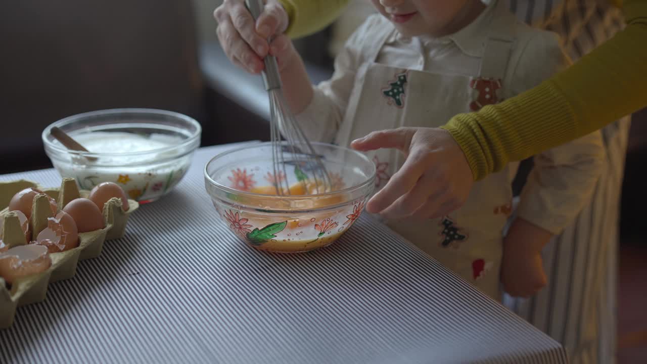 全家为节日做饭。Mom-daughter时间。视频素材