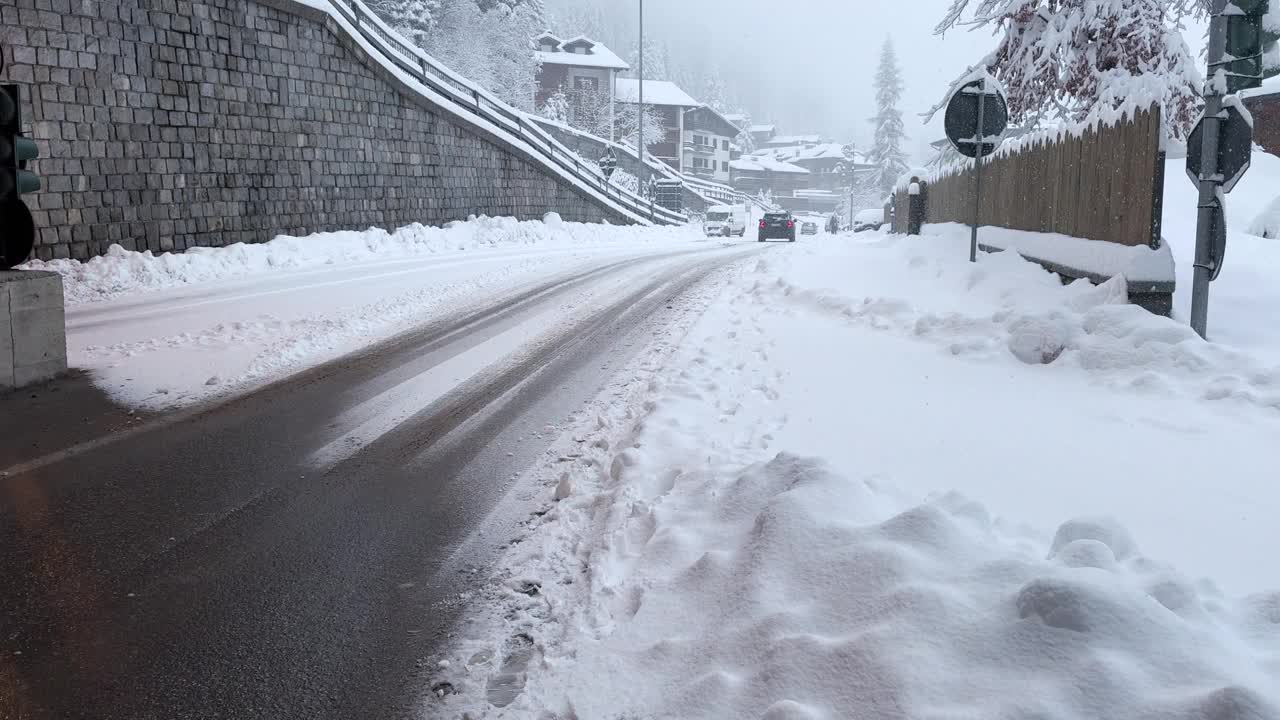 在一个山村，从隧道出来后，街道被雪覆盖视频下载