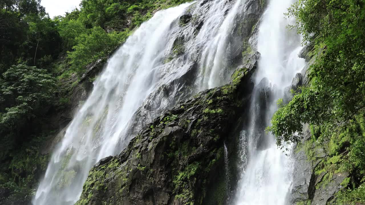 夏天的瀑布视频素材