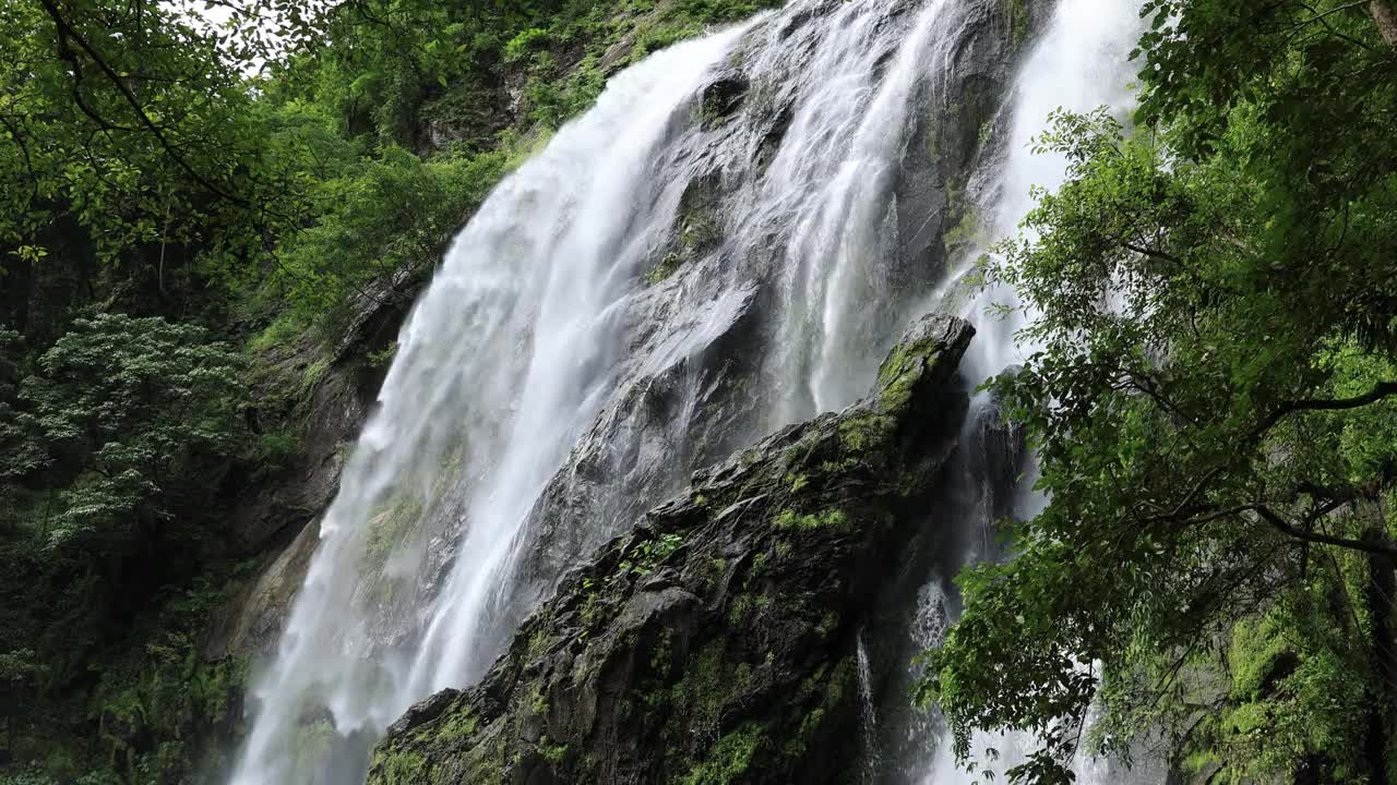 夏天的瀑布视频素材