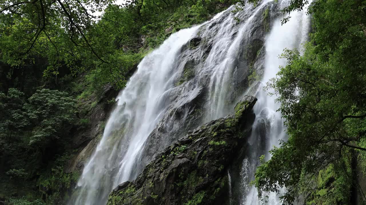 夏天的瀑布视频素材