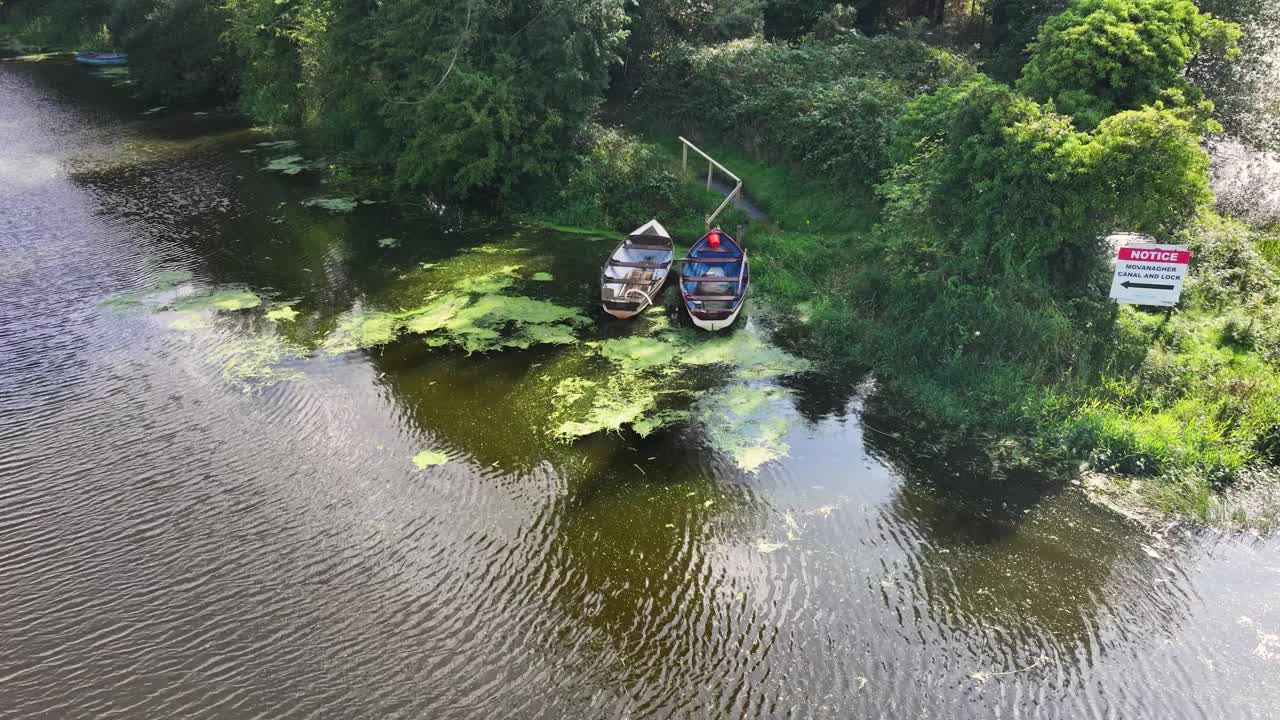 鸟瞰蓝绿藻在班恩河上的莫瓦纳格洛克基里亚独木舟小径视频下载