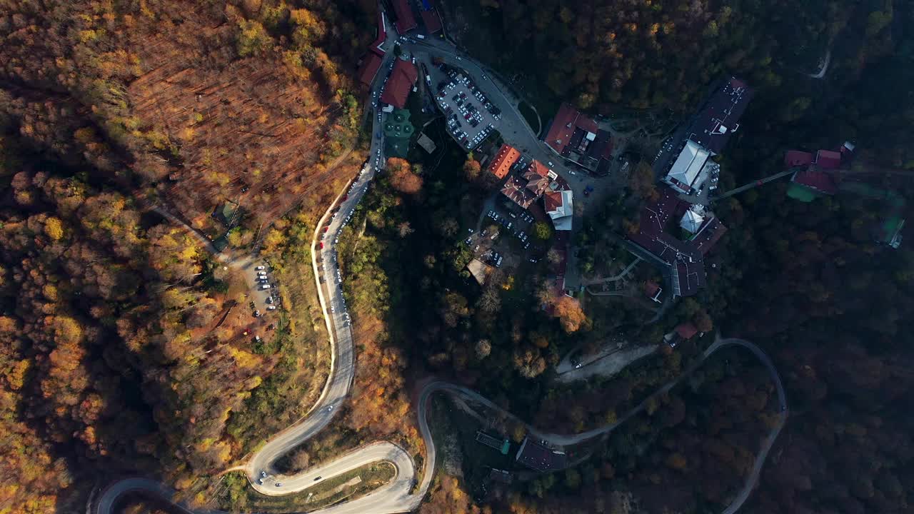 森林温泉酒店
绿色的大自然。充足的氧气和洁净的空气，健康、治疗和丰富的地下温泉矿物资源…温泉酒店和旅游。冬季旅游,住宿视频下载