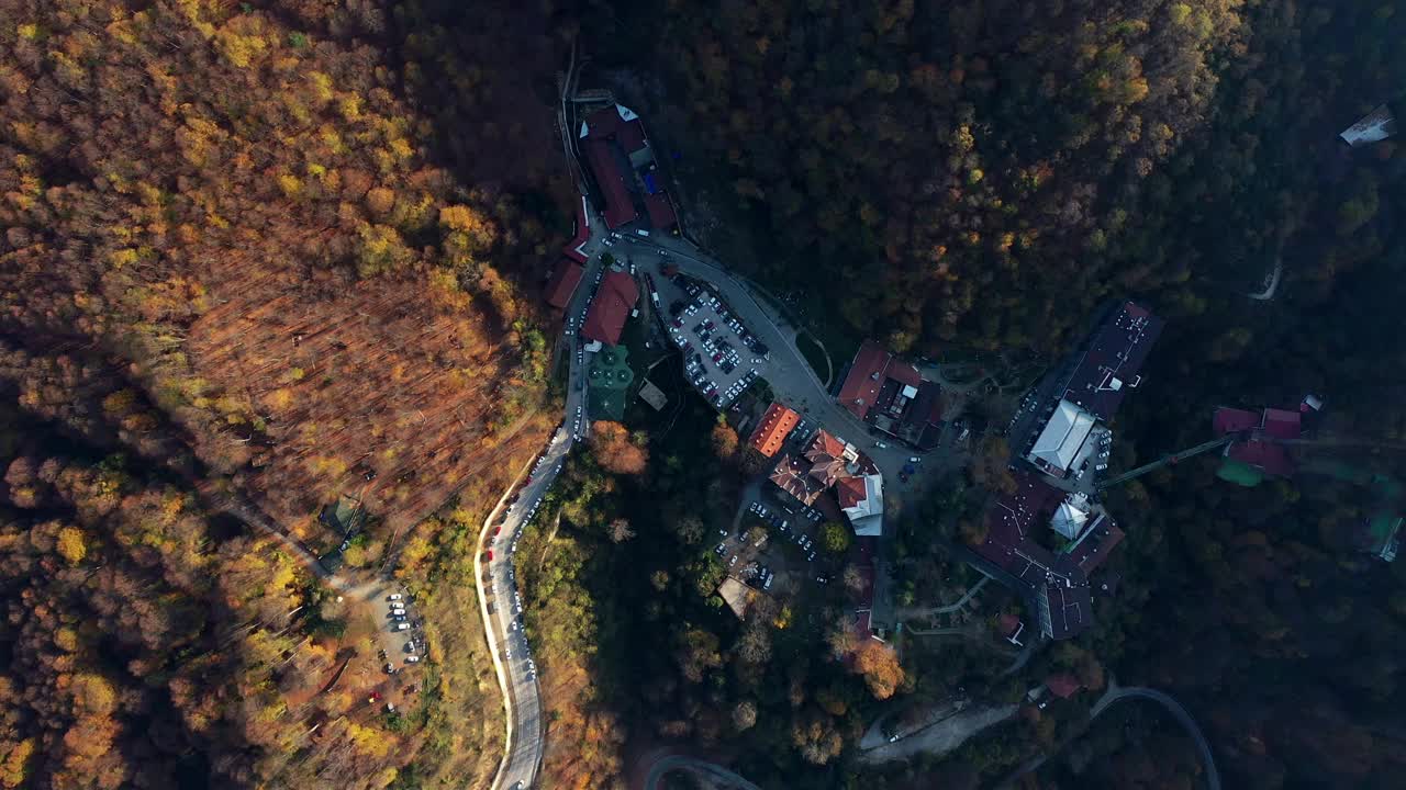 森林温泉酒店
绿色的大自然。充足的氧气和洁净的空气，健康、治疗和丰富的地下温泉矿物资源…温泉酒店和旅游。冬季旅游,住宿视频下载