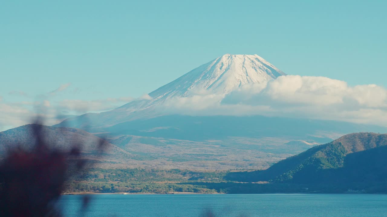 位于日本山梨县的富士五湖之一的川口湖附近的元津湖。地标，吸引游客。日本旅游，目的地，度假和富士山日的概念视频素材