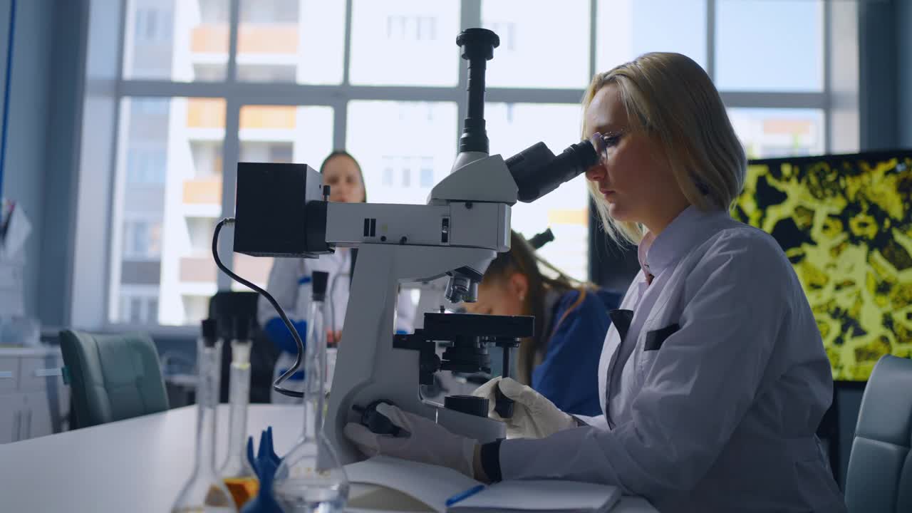 聪明的少女在高中或大学学习化学和生物，女学生的肖像视频素材