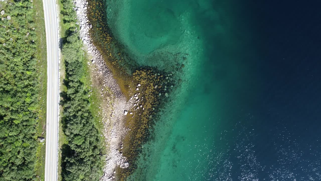 电影自上而下的汽车行驶沿着风景秀丽的沿海道路在挪威欧洲视频下载