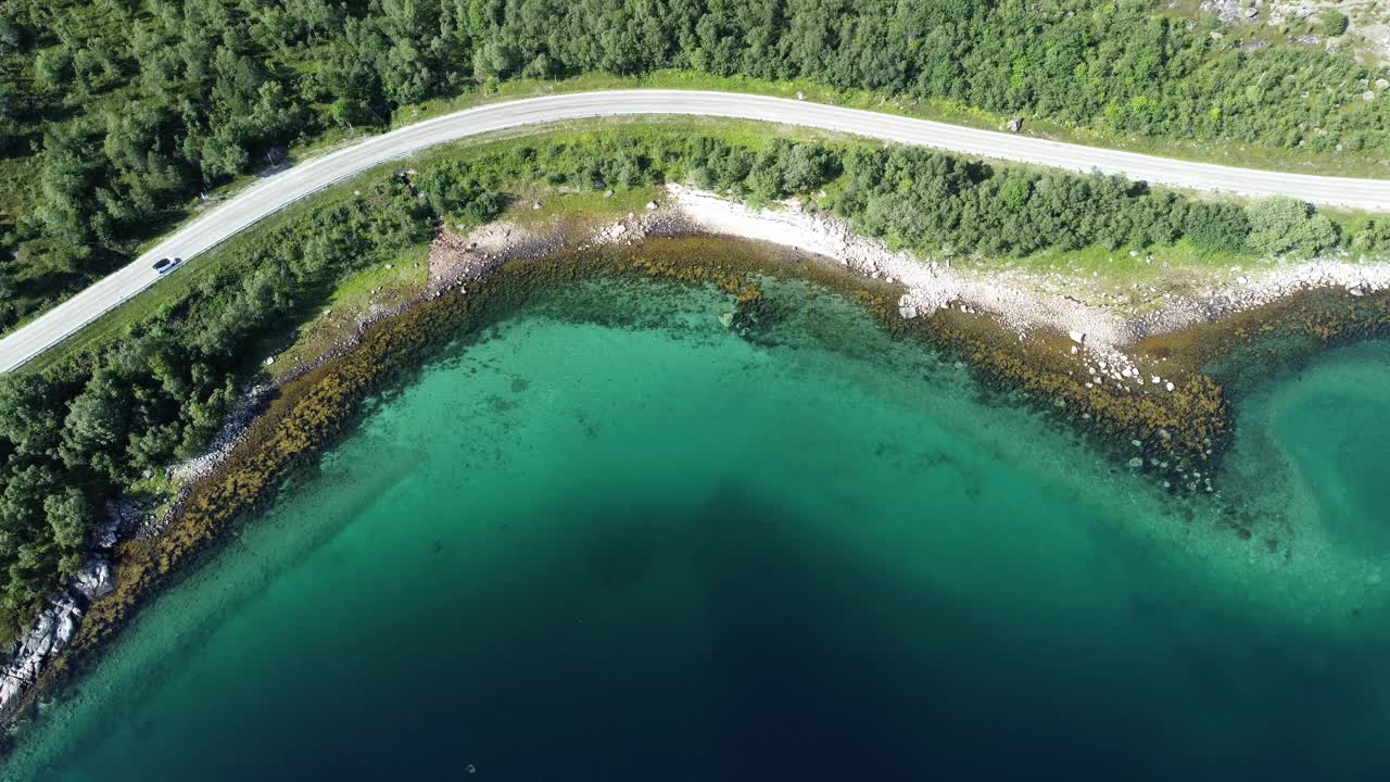 电影自上而下的汽车行驶沿着风景秀丽的沿海道路在挪威欧洲视频下载