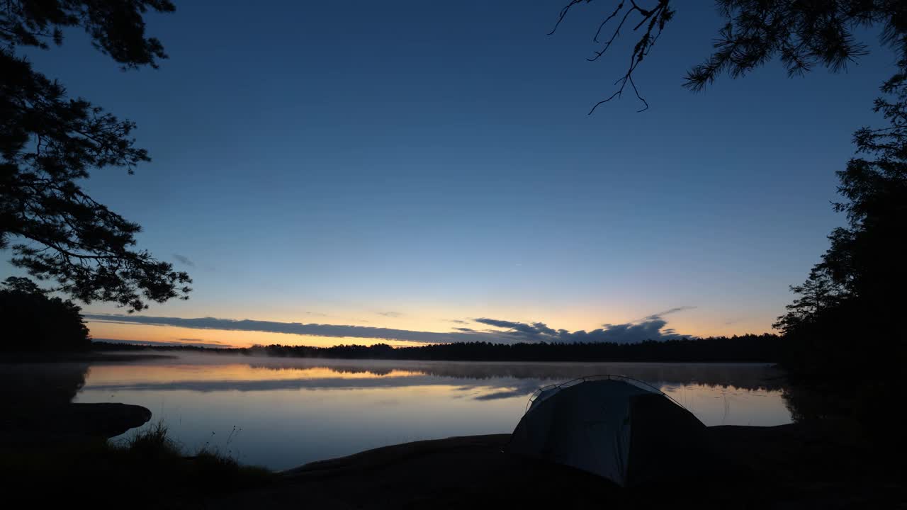 在瑞典的一个湖边露营，带着帐篷，夜景视频下载