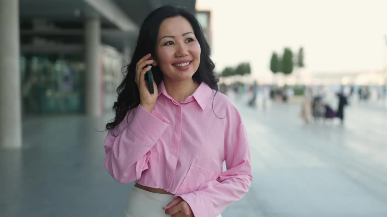 中国女商人用专业的态度打电话视频下载