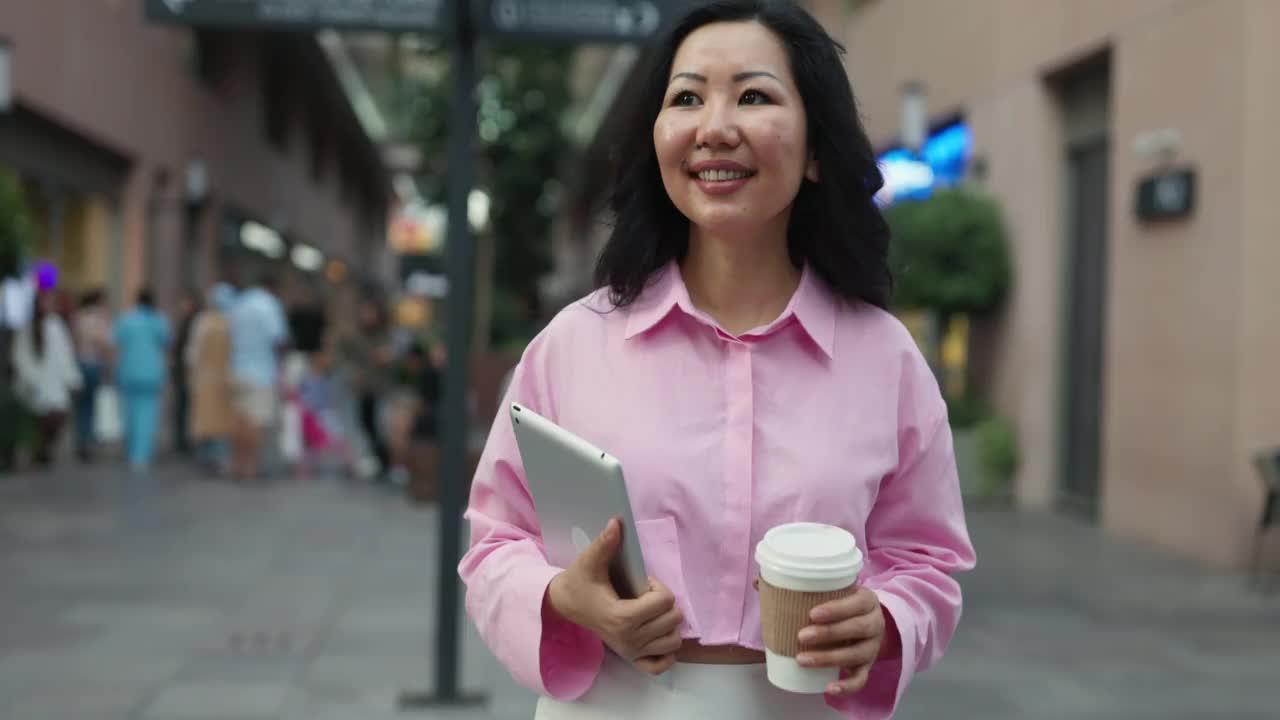 带着平板电脑和咖啡的中国女商人视频素材