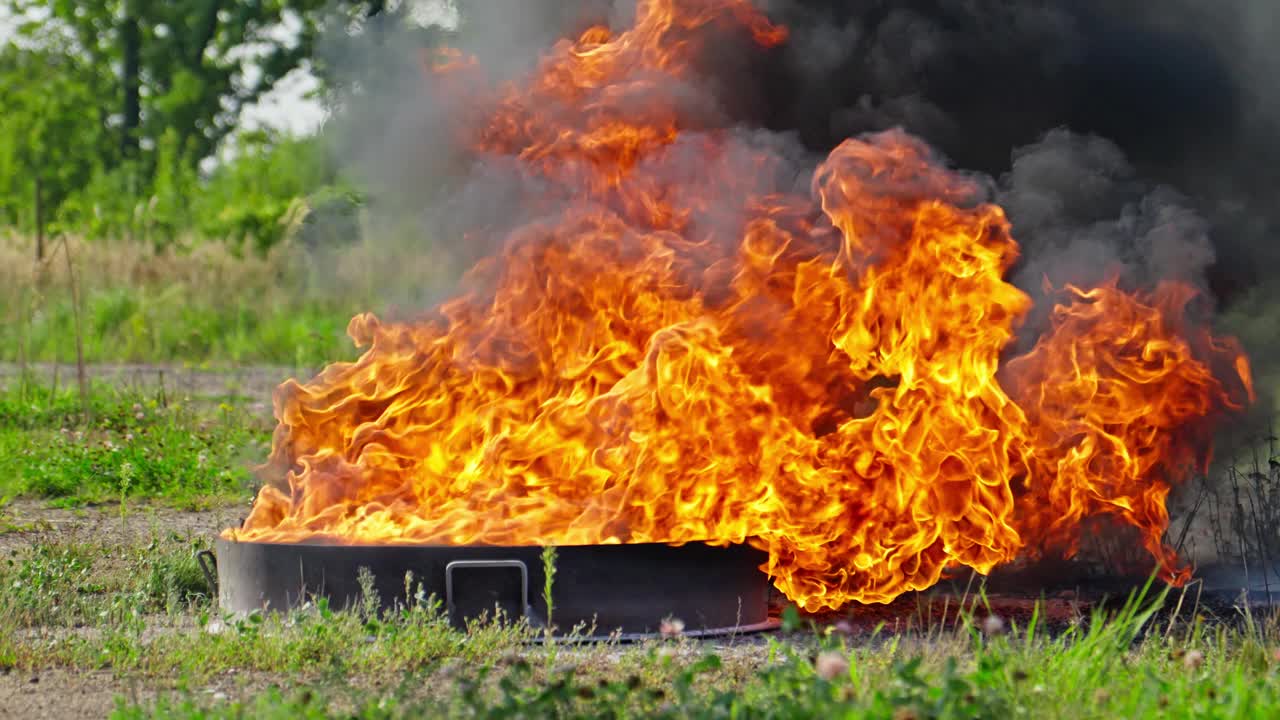 下午，消防员在野外顽强地扑灭熊熊大火视频下载