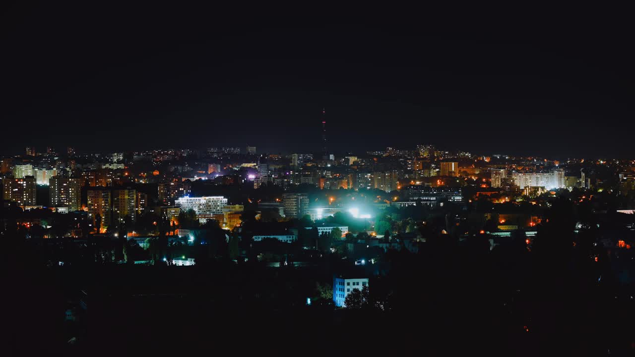 一个令人惊叹的夜景，一个充满活力的城市，以城市天际线充满了令人眼花缭乱的灯光和能量视频下载