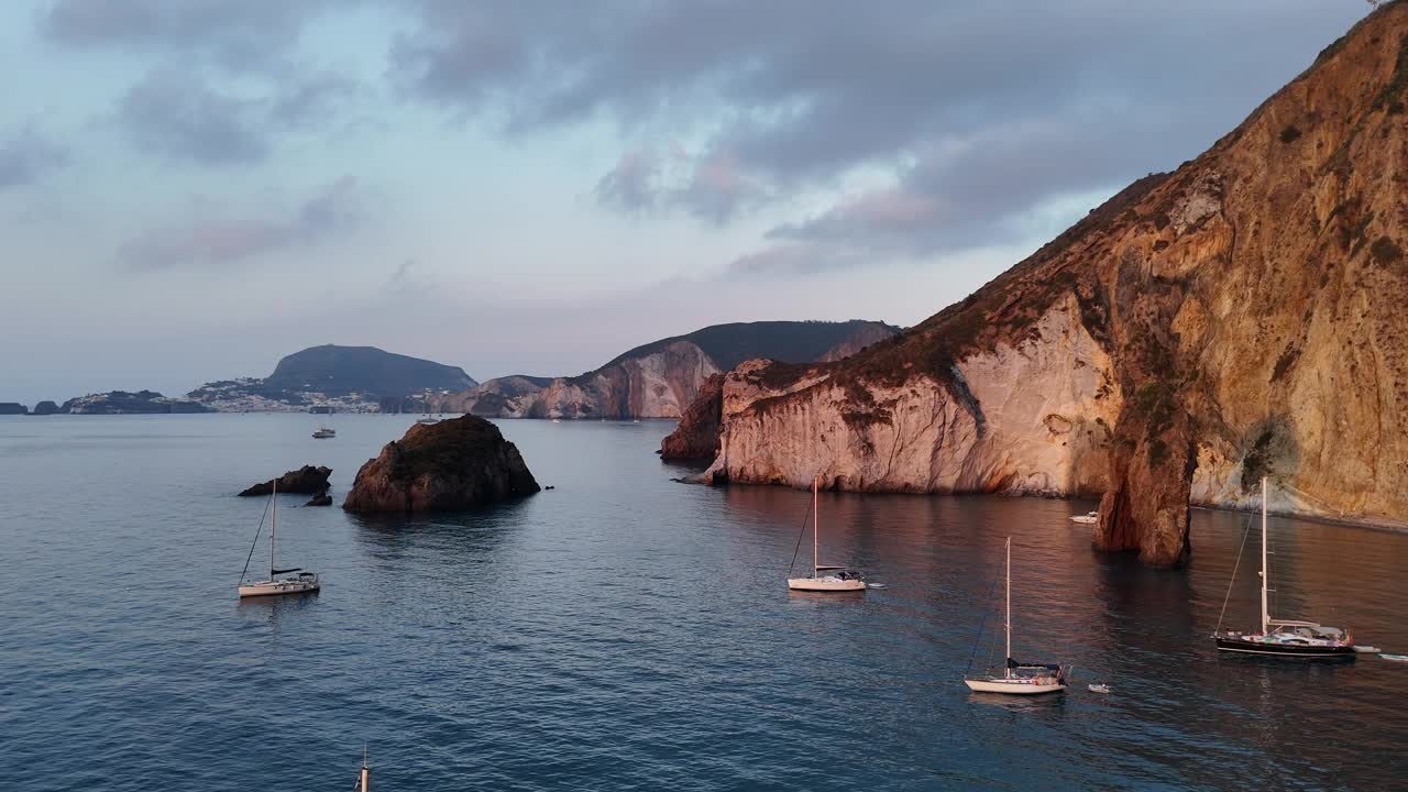 黎明时分，在地中海第勒尼安海意大利本扎岛的阿尔科自然湾醒来。视频素材