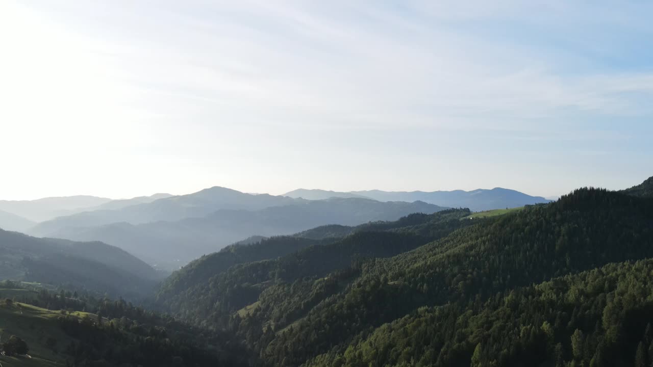 空中无人机拍摄的日出时蓝天映衬下令人惊叹的群山。背景是山脉。干净宁静的景色。探索和旅游目的地的概念视频下载