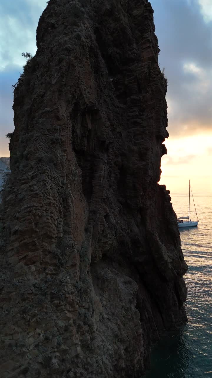 黎明时分，在地中海第勒尼安海意大利本扎岛的阿尔科自然湾醒来。视频下载