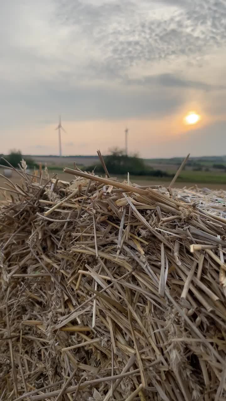 美丽的景色起伏的德国乡村与风力涡轮机的背景视频下载