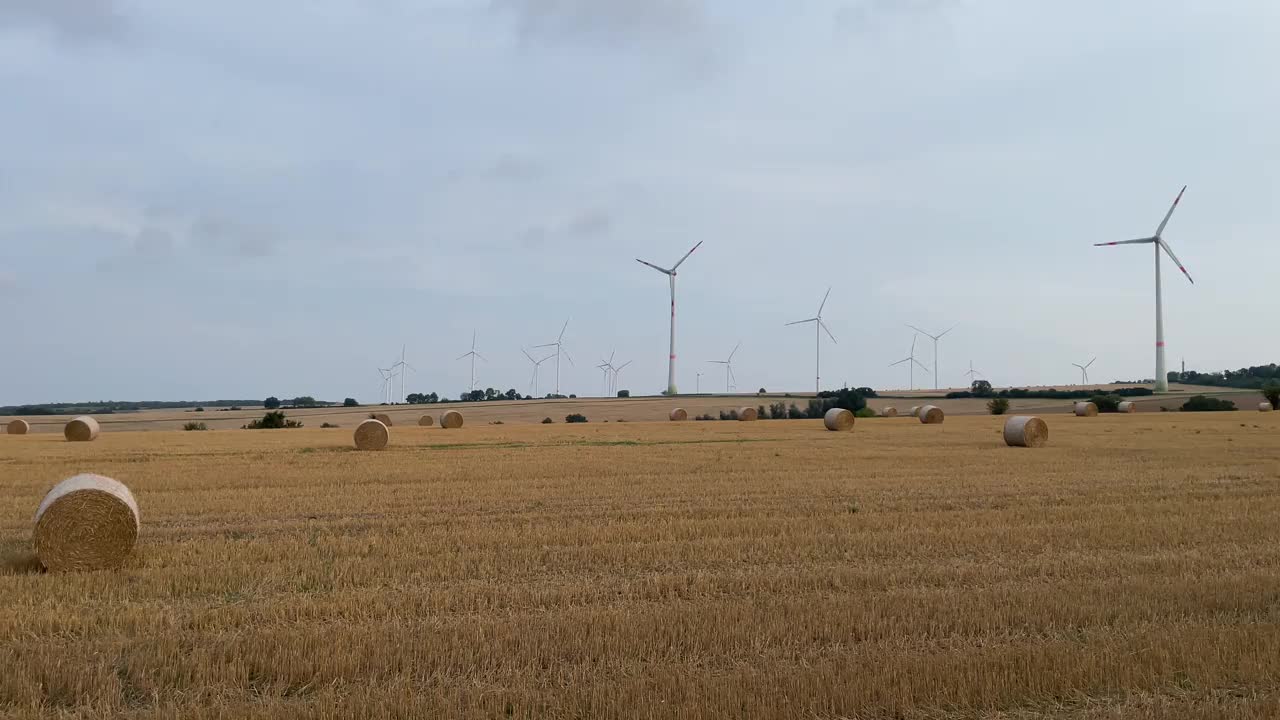 美丽的景色起伏的德国乡村与风力涡轮机的背景视频下载