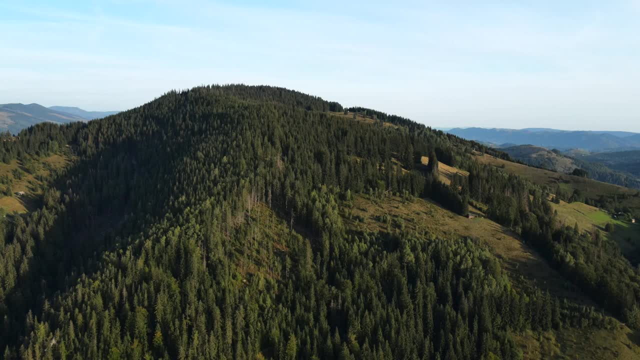 电影无人机观看令人惊叹的喀尔巴阡山脉早晨。从鸟瞰的角度看，辽阔的山脉和蓝天。日出时绿色森林的航拍画面。地球之美视频下载