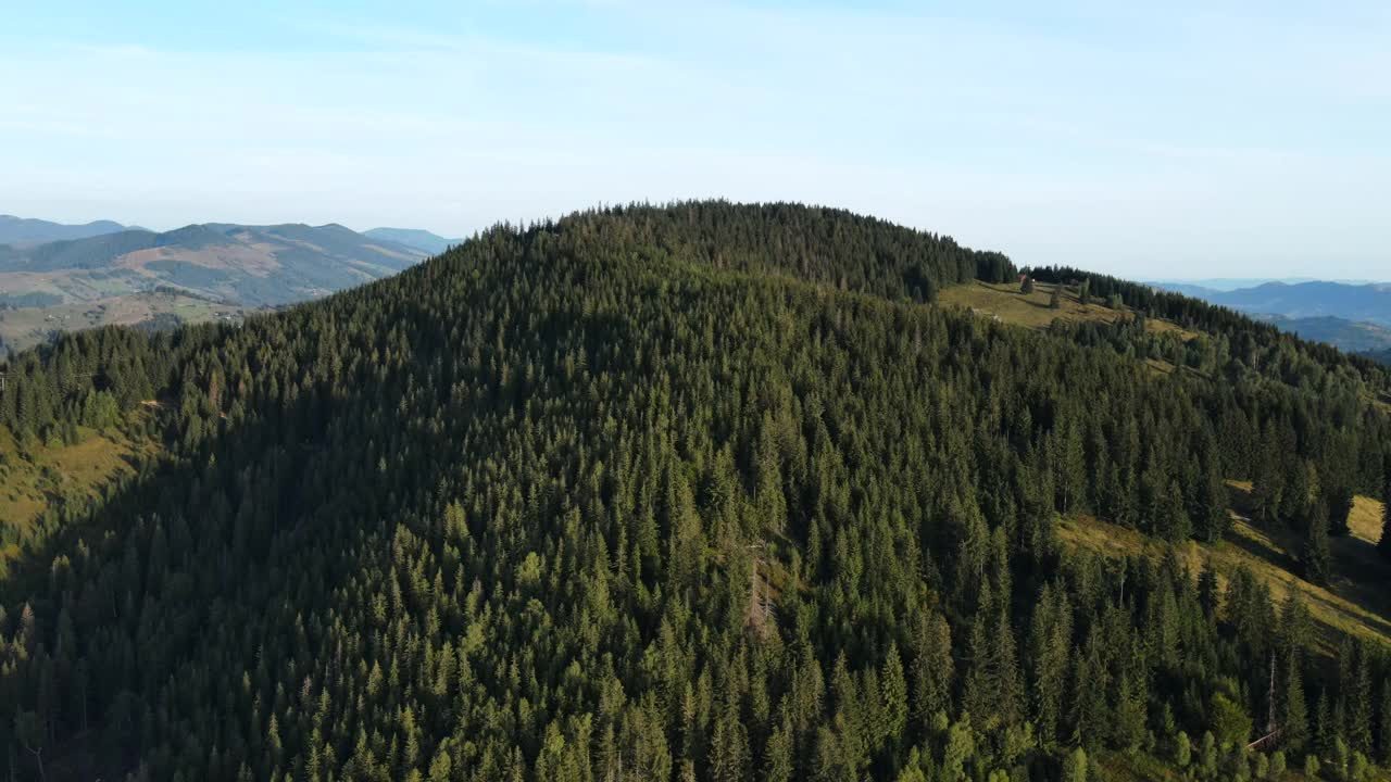 空中无人机拍摄的令人惊叹的自然景观，山区茂密的森林，夏日早晨的田野。户外环境，目的地的鼓舞人心的旅游欲望时刻视频下载