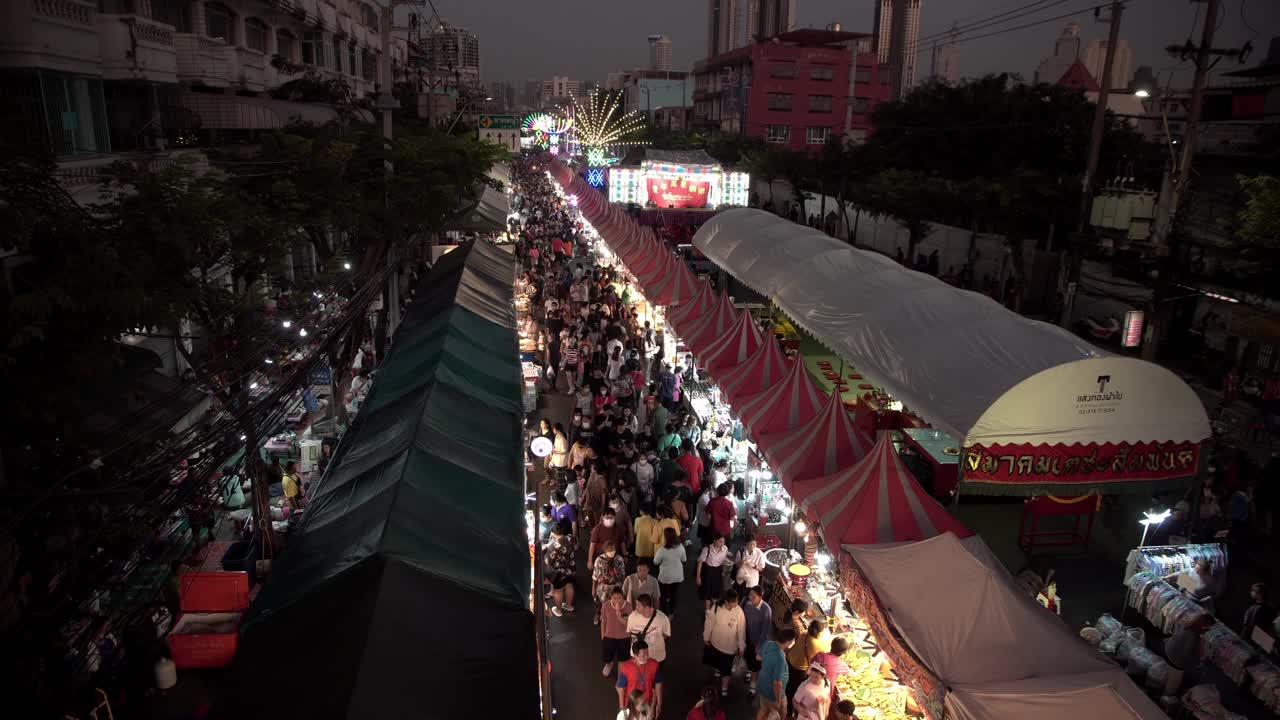 晚上参加街头集市节日的人群的时间流逝。视频下载