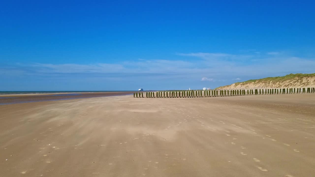 纯净空旷的海滩，湛蓝的天空和海岸景观，度假和自然宁静的概念视频下载