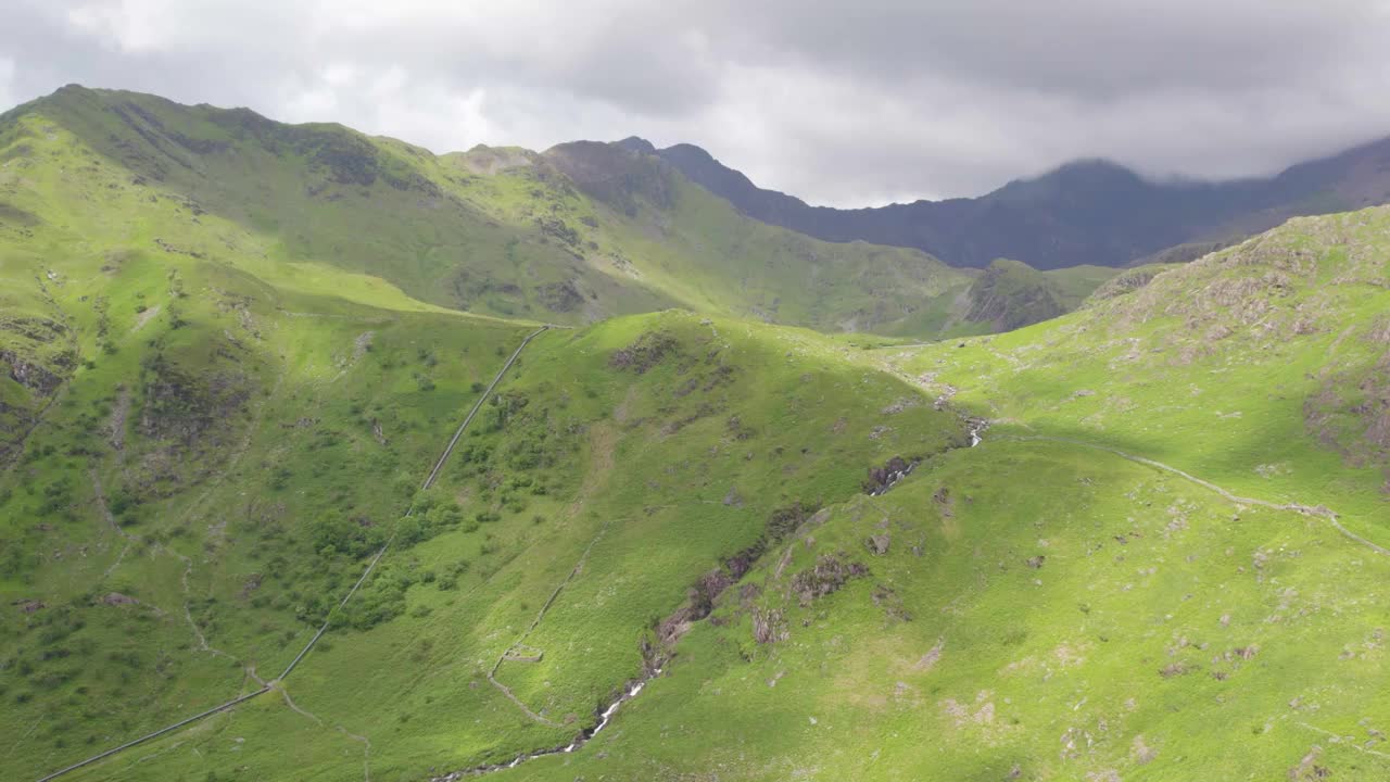 空中显示的斯诺登山(Yr Wyddfa)在远处视频素材