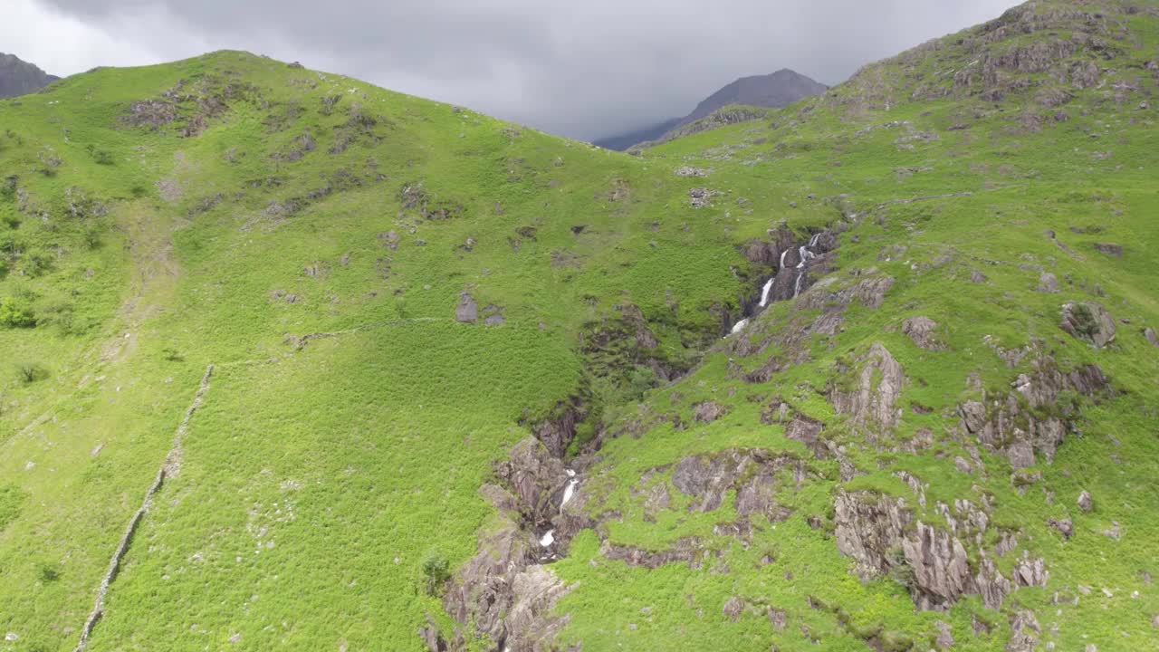 空中显示的斯诺登山(Yr Wyddfa)在远处视频素材