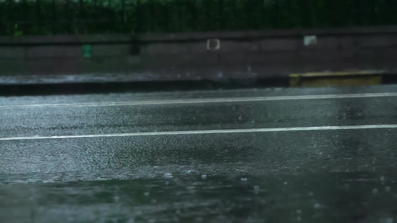 高峰时间下雨视频下载