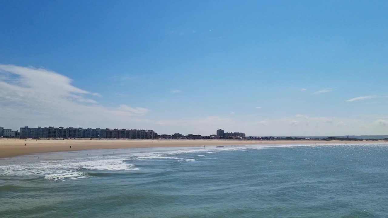 沿海城市海滨与高层建筑在一个晴朗的夏日-完美的旅游宣传册和度假海报视频下载