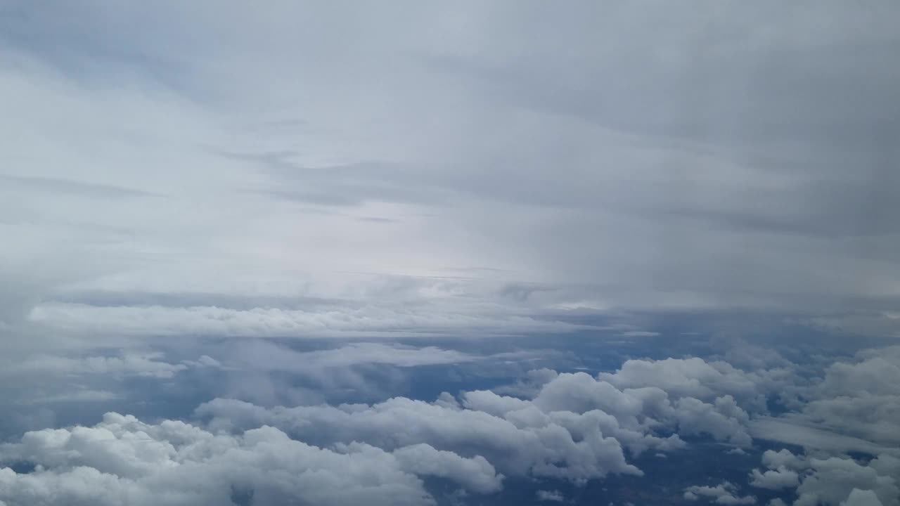 风景优美的云景鸟瞰图与柔软的蓝天-理想的旅行海报和自然背景视频下载