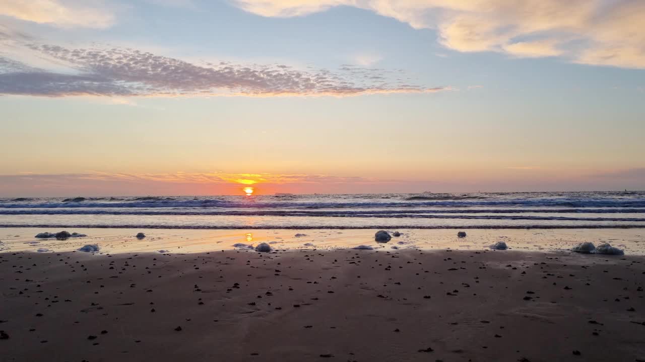 宁静的海滩日出与温柔的海浪和云-完美的暑假促销，旅游海报，和自然墙艺术视频下载