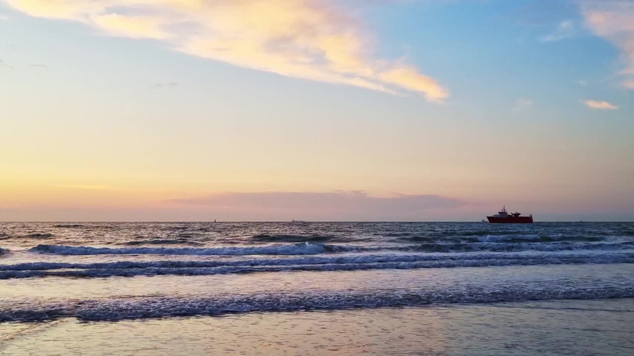 风景秀丽的日落在海洋地平线与温柔的波浪和遥远的船-完美的旅行和放松的主题视频下载