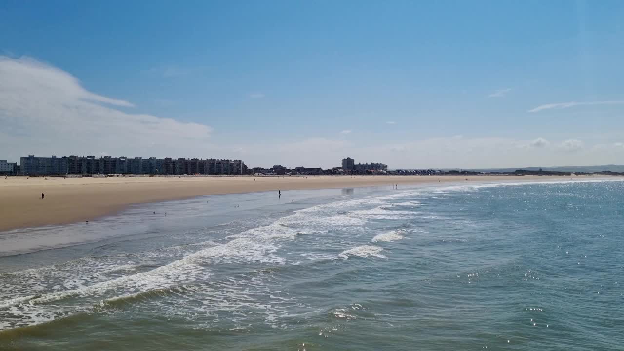 宁静的海洋海岸线场景与沙滩和遥远的建筑，理想的暑假设计印刷，卡片，海报视频下载