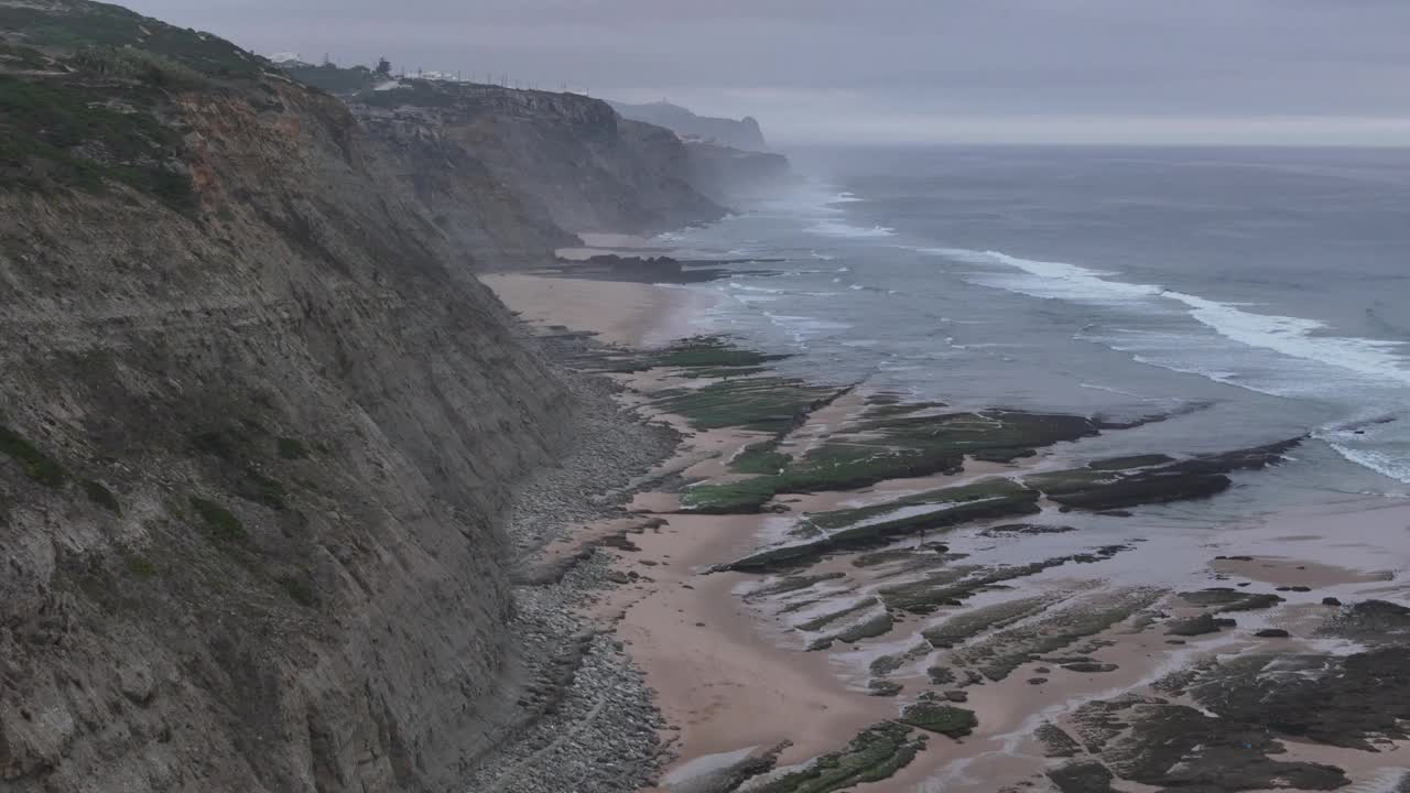 黄昏时分，马戈伊托海滩的壮丽景色与轻柔的海浪和戏剧性的悬崖在傍晚时分的背景视频下载