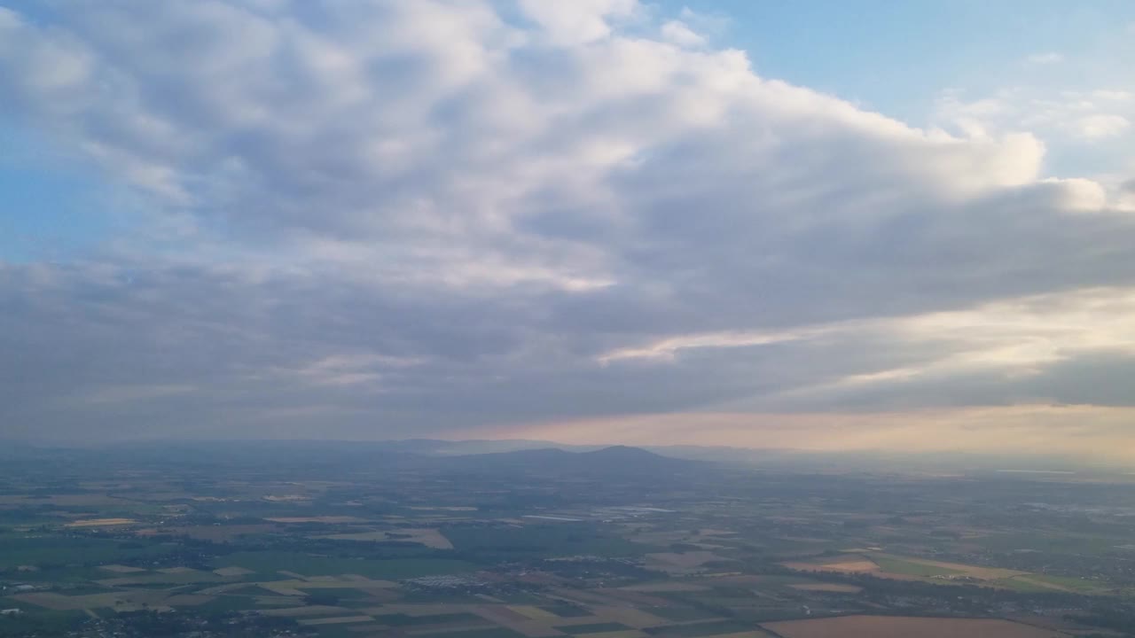 日落时多云天空下广阔景观的鸟瞰图-自然，旅游，背景视频下载