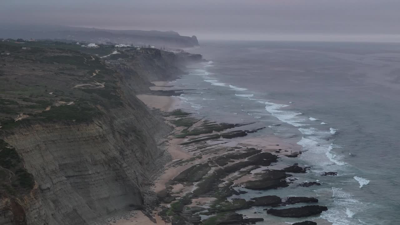 黄昏时分，马戈伊托海滩的壮丽景色与轻柔的海浪和戏剧性的悬崖在傍晚时分的背景视频下载