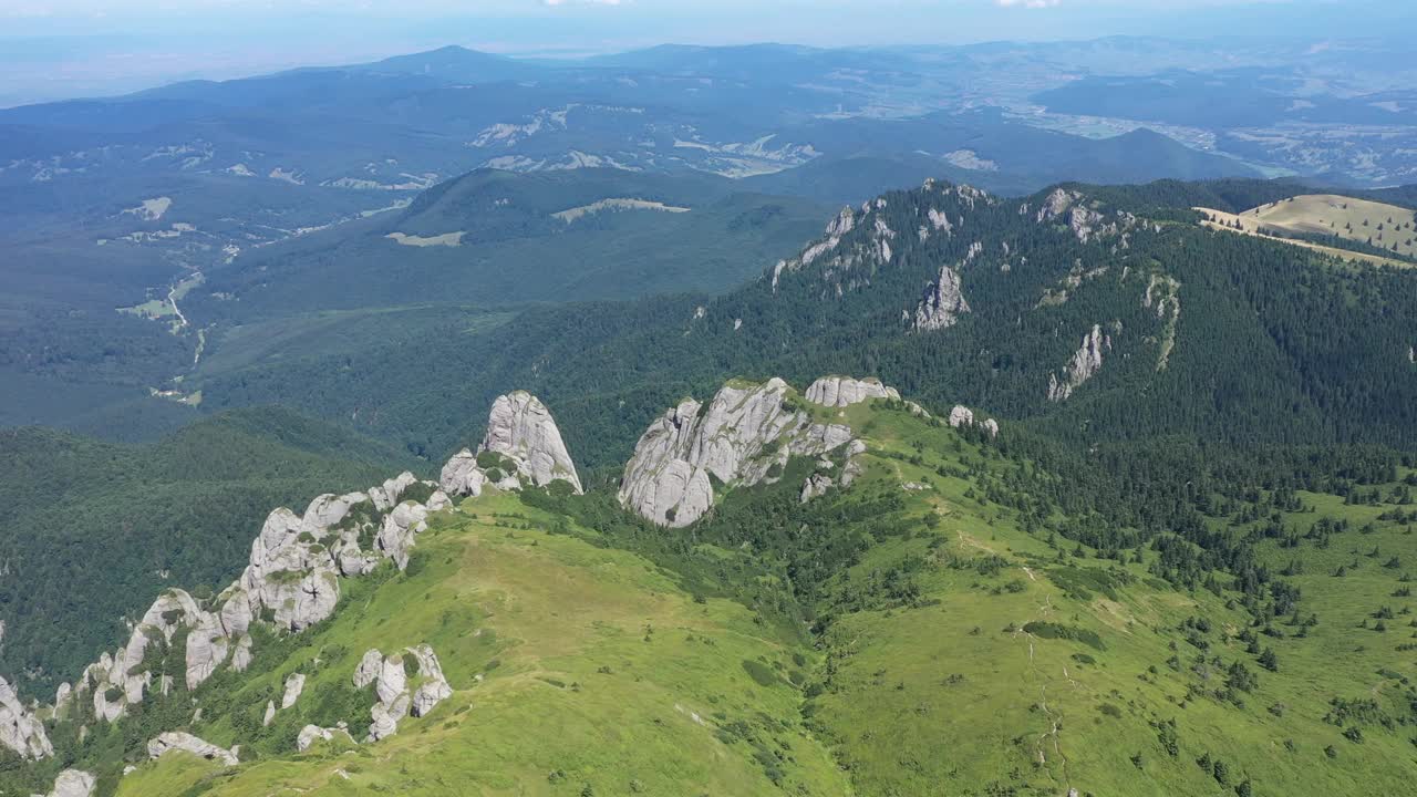 鸟瞰喀尔巴阡山脉的岩石高山景观，罗马尼亚视频下载