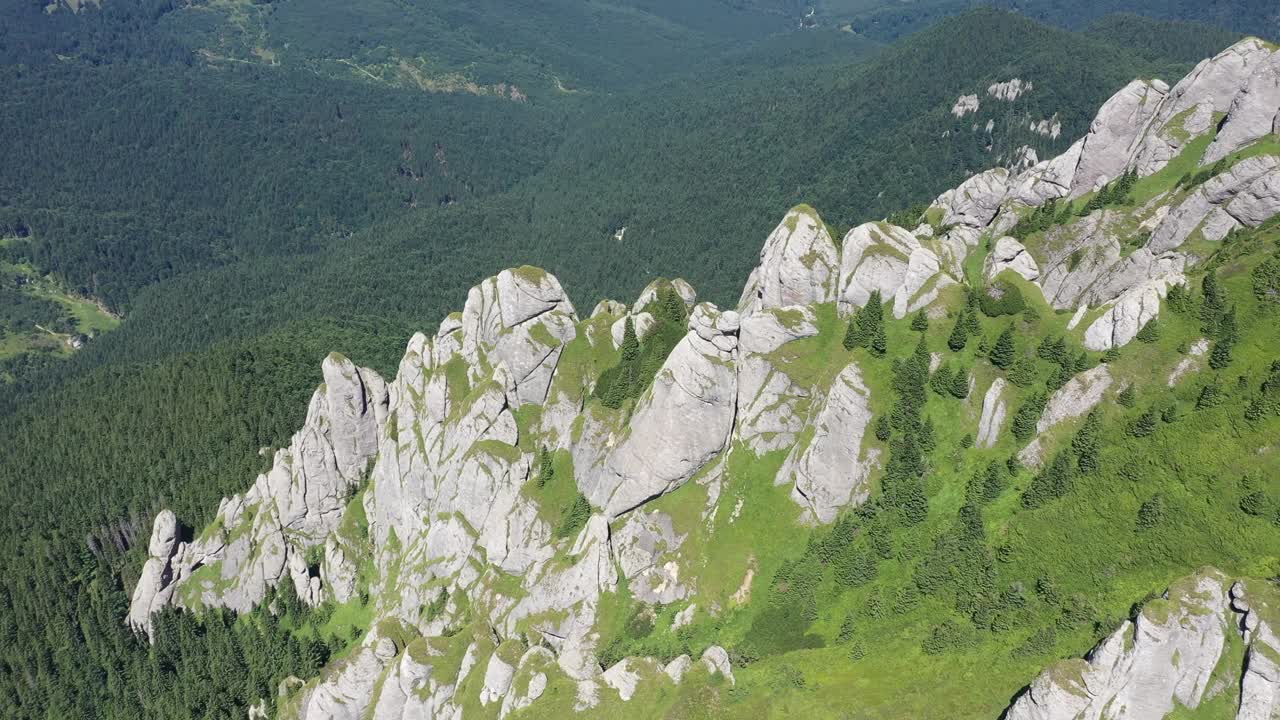 鸟瞰喀尔巴阡山脉的岩石高山景观，罗马尼亚视频下载